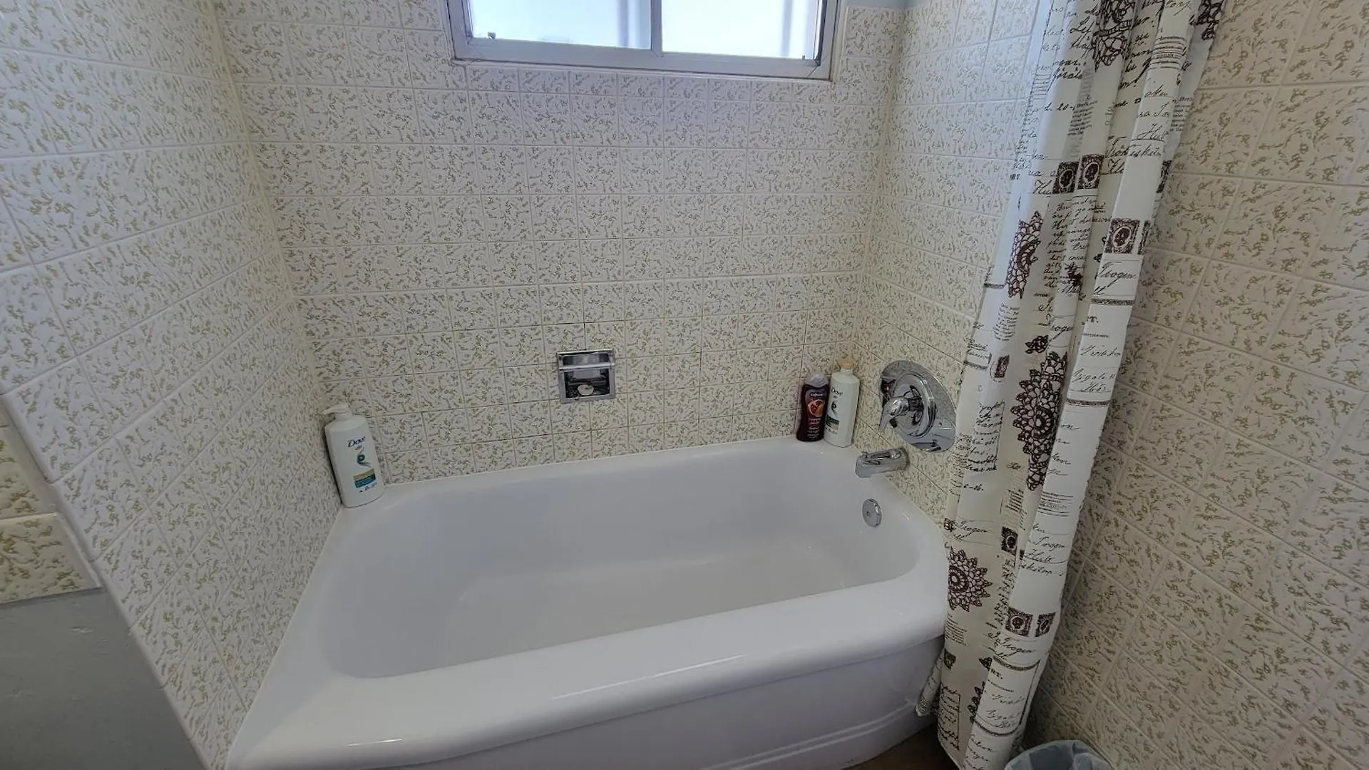 3 Bedroom House Near Airport And Downtown Calgary Apartment