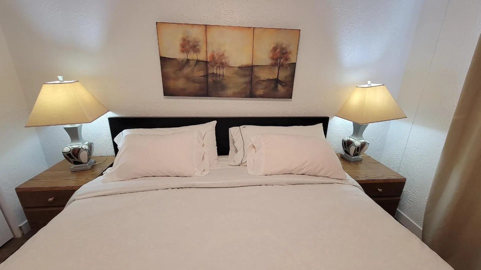 3 Bedroom House Near Airport And Downtown YYC Canada