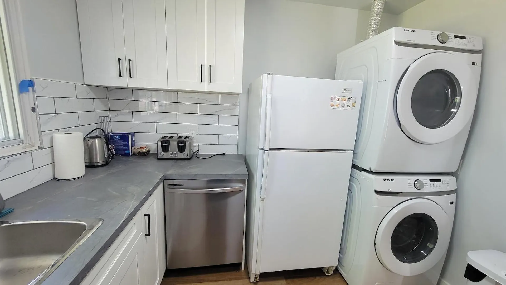 3 Bedroom House Near Airport And Downtown YYC Canada