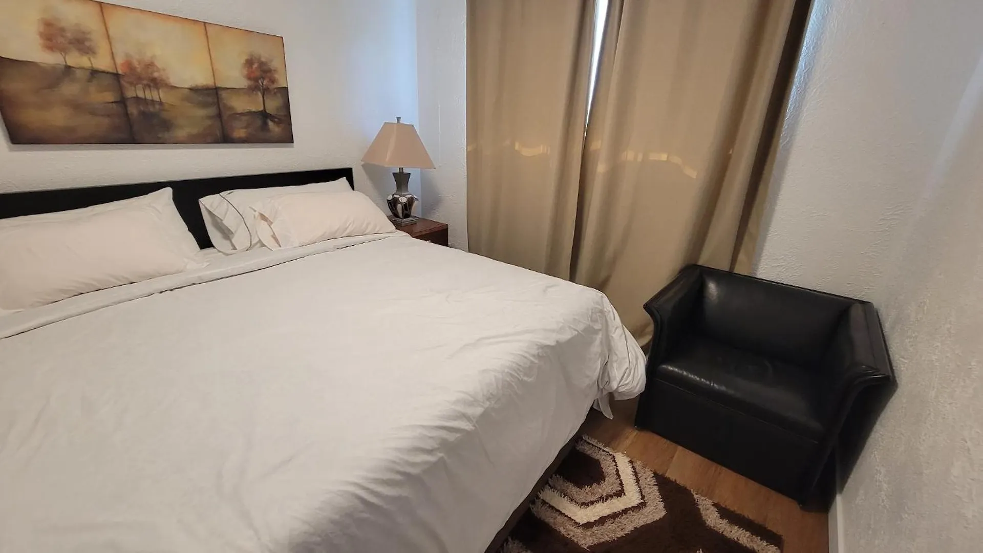 3 Bedroom House Near Airport And Downtown YYC