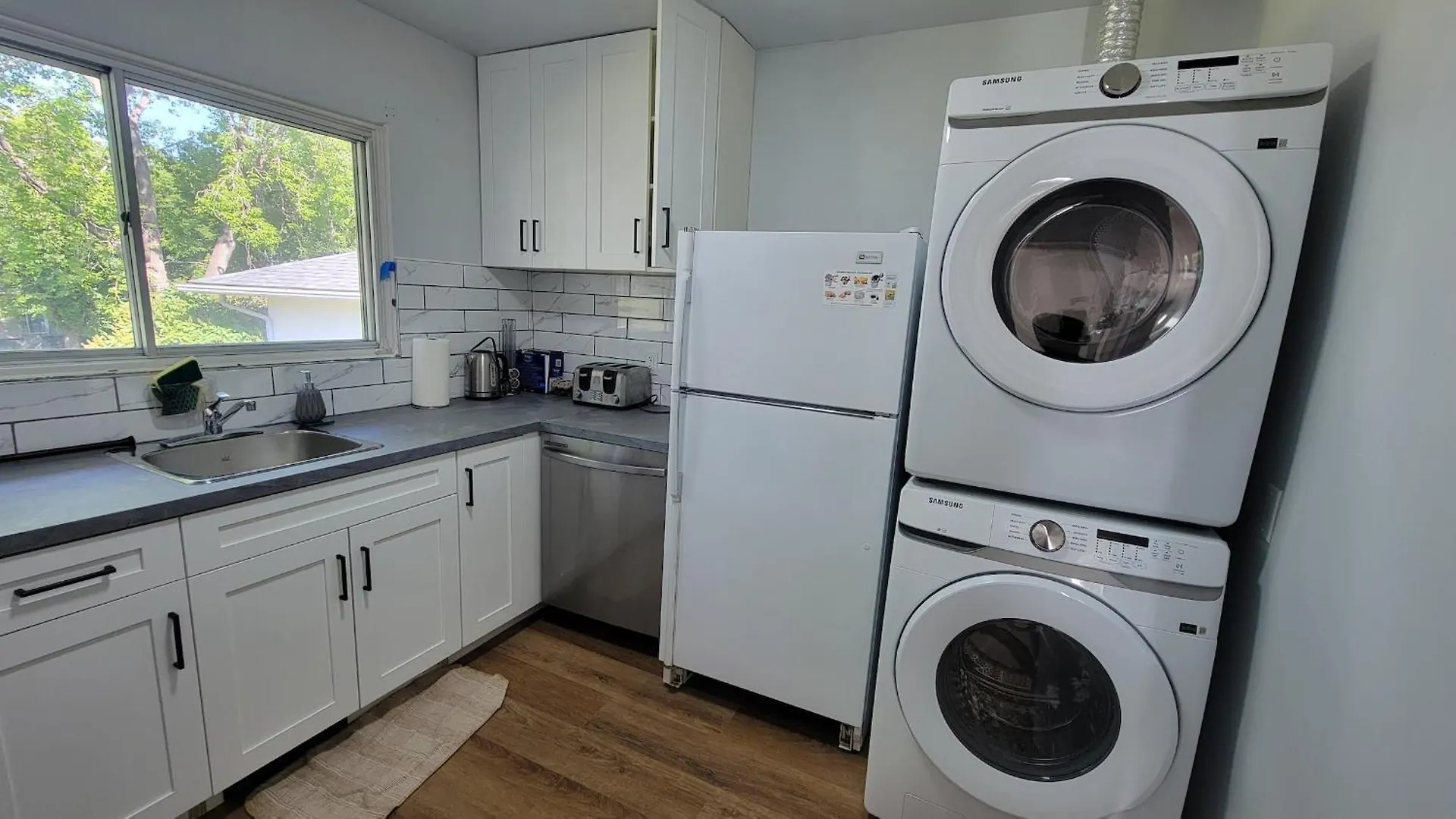 3 Bedroom House Near Airport And Downtown YYC