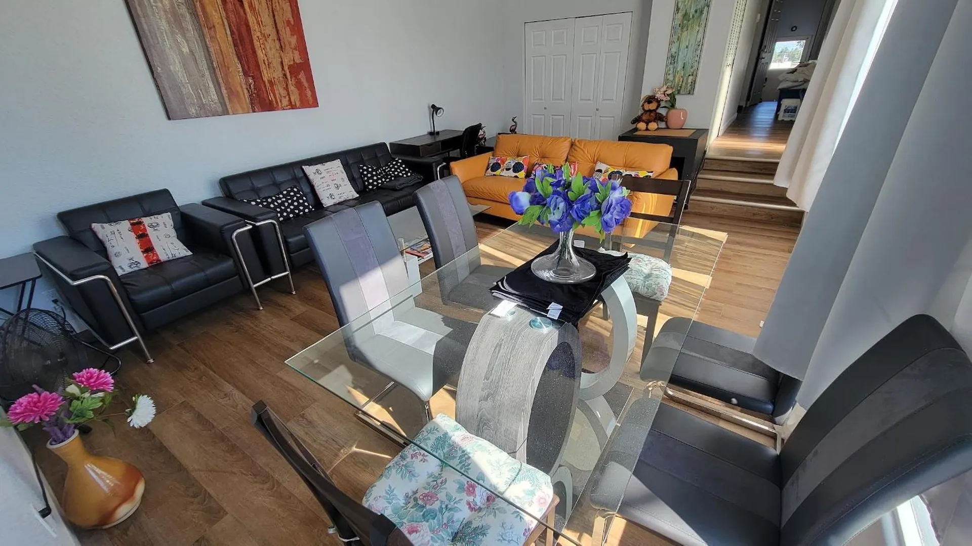 3 Bedroom House Near Airport And Downtown YYC