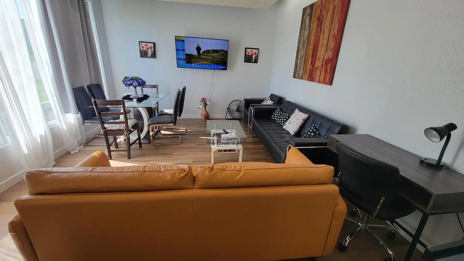 3 Bedroom House Near Airport And Downtown Calgary Apartment