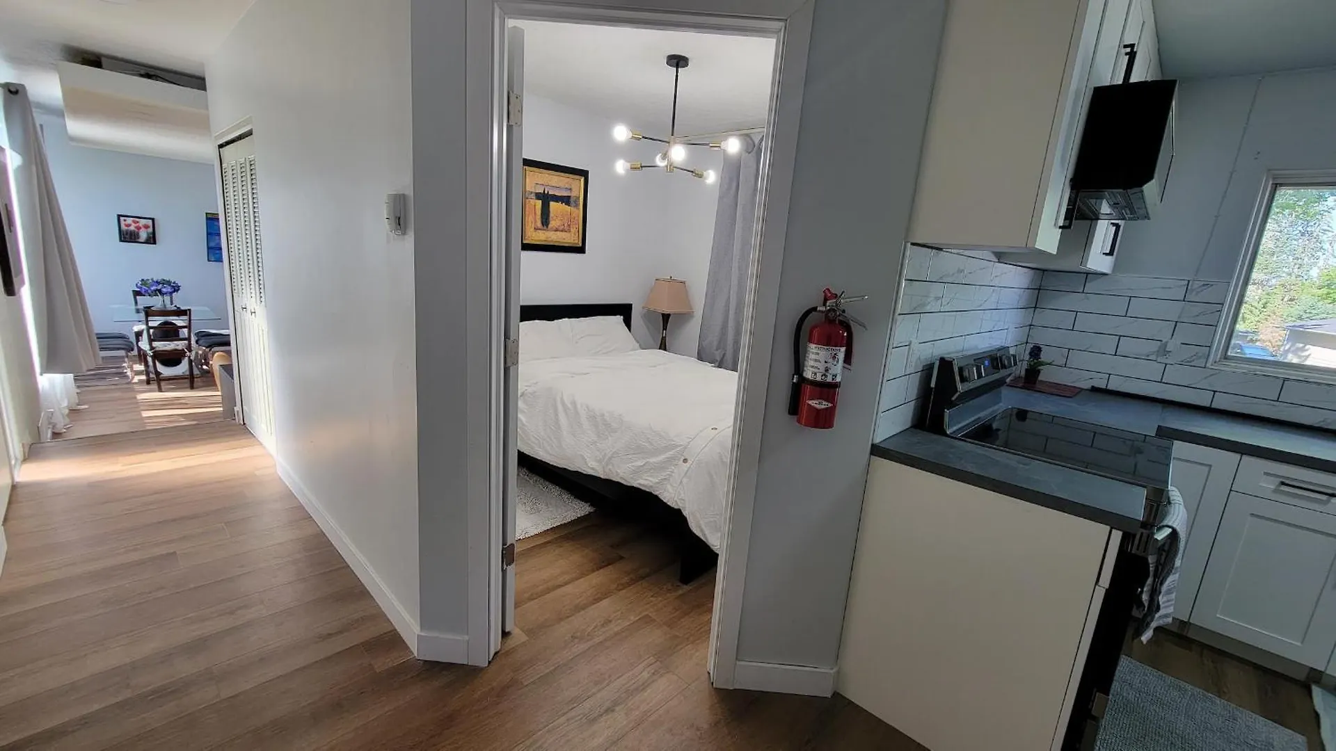 3 Bedroom House Near Airport And Downtown Calgary Apartment