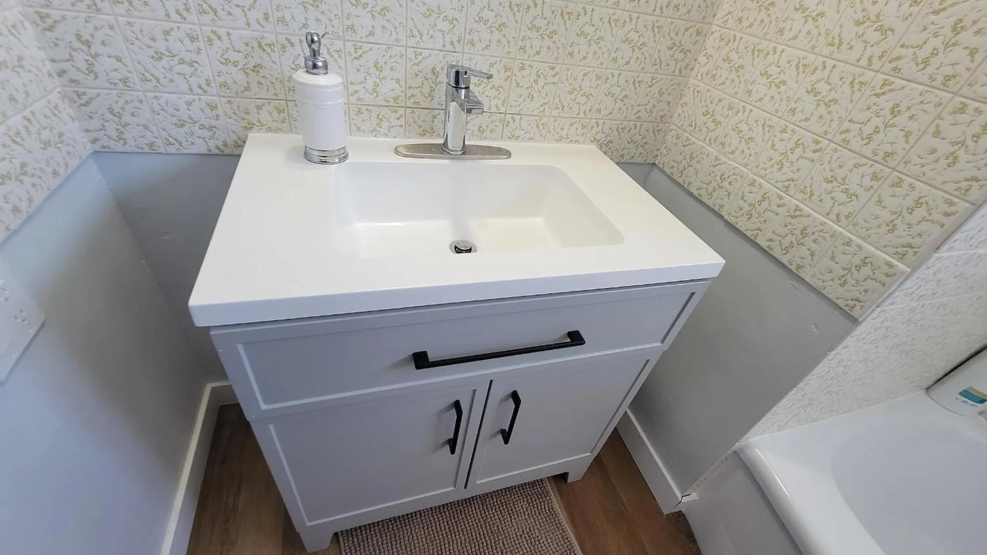 Apartment 3 Bedroom House Near Airport And Downtown Calgary Canada